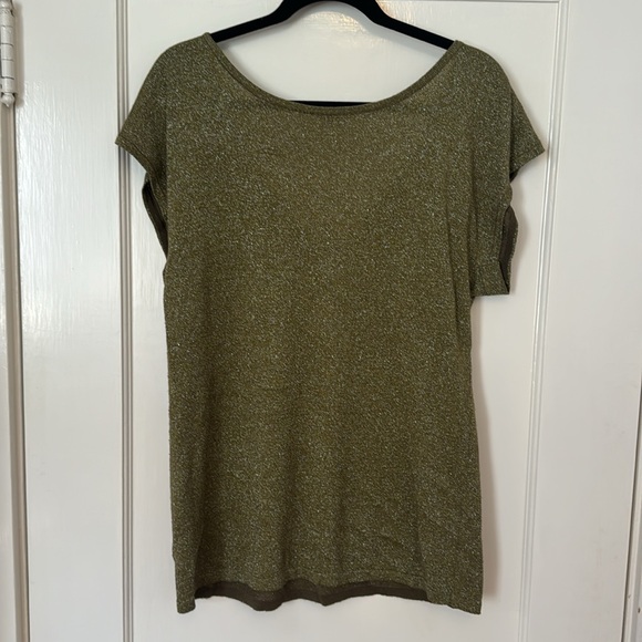 Subtle shimmer green top - Picture 2 of 4